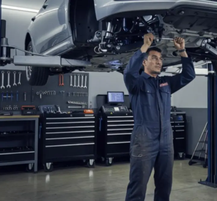 Felfüggesztés és kerékfejlesztés műhely a Fix My Car: Premium játékban.